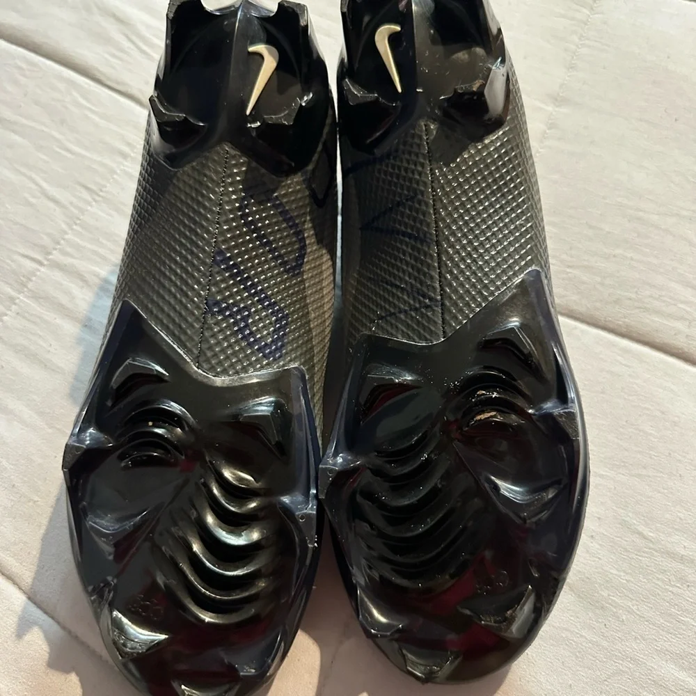 Nike Men's White and Black Athletic Cleats